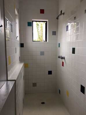 Badewanne, Haartrockner, Handtücher