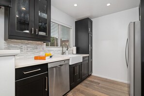 冷蔵庫、電子レンジ、食器洗い機、コーヒー / ティーメーカー