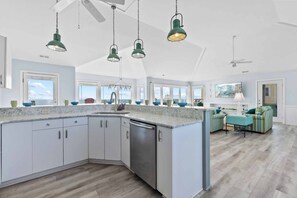 Interior - Oceanfront - Hot Tub, Elevator, Game Room, Cmty Pool & Tennis Court (Avon)