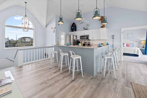 6 bedrooms, free WiFi, bed sheets - Oceanfront - Hot Tub, Elevator, Game Room, Cmty Pool & Tennis Court (Avon)