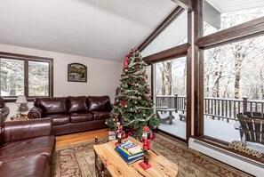 Smart-TV, Kamin, Videospiele, Tischfußball