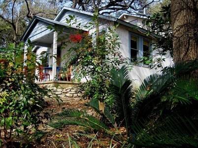 Walk to Downtown, SouthxSW, ACL,SoCo, 6th Street, yet quiet, semi-forest setting