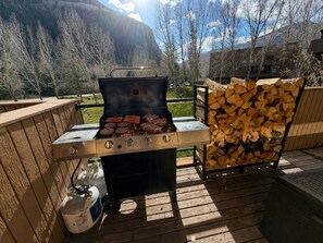Property grounds - Family Friendly, Best Value Vail Getaway on Bus Route -  On-site Grocer! (Vail)
