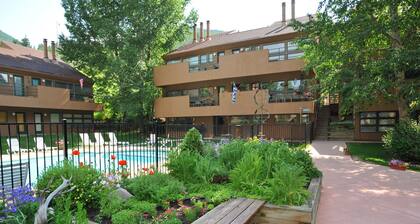 Family Friendly, Best Value Vail Getaway on Bus Route - On-site Grocer!