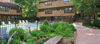 Family Friendly, Best Value Vail Getaway on Bus Route - On-site Grocer!