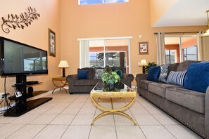 Smart TV, videojuegos, reproductor de DVD y futbolito 