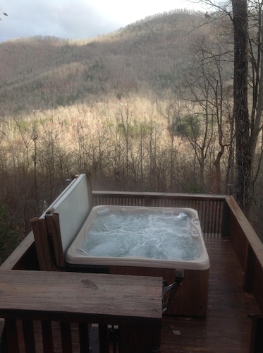 'Beautiful 7 BR 5 Bath Log Home with a game room, Hot Tub, and Starlink internet