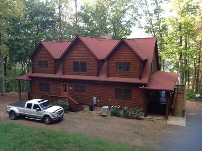 'Beautiful 7 BR 5 Bath Log Home with a game room, Hot Tub, and Starlink internet