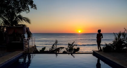 Stunning BEACH FRONT ACCOMODATION -DISCOUNT FOR JUNE - JULY - AUGUST 2025