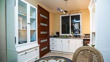 Refrigerador, microondas, parrilla de estufa y cafetera y tetera