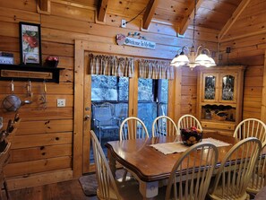 Dining - 1 mile to the pkwy, 10min. to Dollywood, 6min. to Ripken park, 8miles to G'burg  (Pigeon Forge)