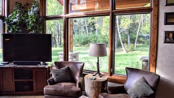 Een smart-tv, een open haard, een dvd-speler en boeken