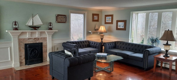 スマートテレビ、DVD プレーヤー、書庫、ミュージックライブラリ