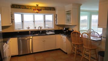 Geladeira, micro-ondas, fogão, lava-louças