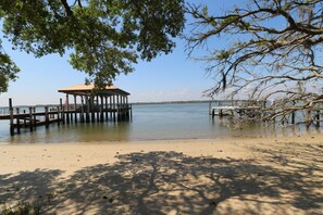 Playa en los alrededores, camastros y toallas de playa 