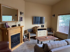 Smart TV, fireplace, DVD player, books - Icicle Village Resort, Luxury Queen Suite Condo. Just 1/2 mile from down town (Leavenworth)