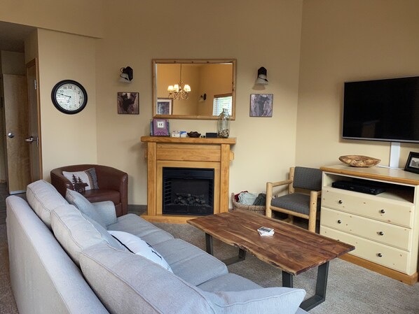 Smart-TV, Kamin, DVD-Player, Bücher