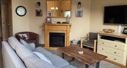 Icicle Village Resort, Luxury Queen Suite Condo. Just 1/2 mile from down town