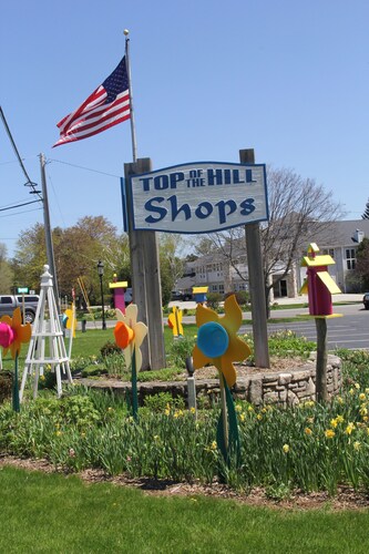 Walking distance to downtown Fish Creek and Minutes From Peninsula State Park!