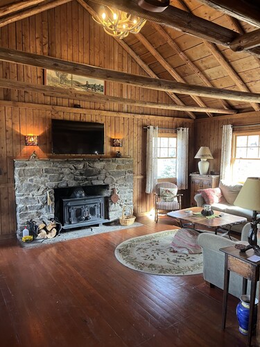 Sunny And Cozy Little Lodge With A Spectacular View Of The Blue Ridge Mountains
