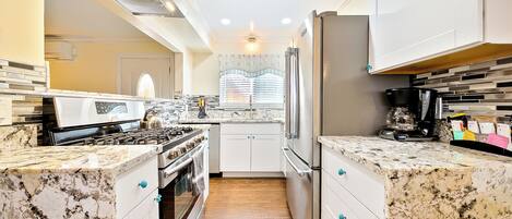 Refrigerador, microondas, horno y parrilla de estufa