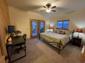 4 bedrooms, desk, iron/ironing board, WiFi