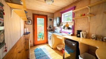 Een koelkast, een magnetron, een oven, een kookplaat