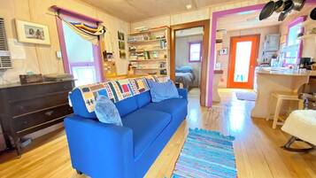 Een open haard en boeken