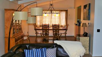 Smart TV, fireplace, stereo