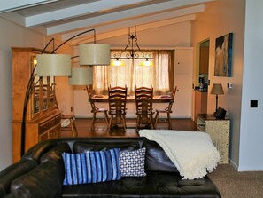 Smart TV, chimenea y estéreo 