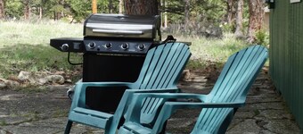 Light-Filled Cabin, Steps Away from Rocky Mtn Natl Park Entrance *Year Round*