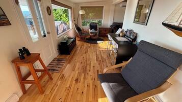 Televisión, reproductor de DVD, videoteca, estéreo