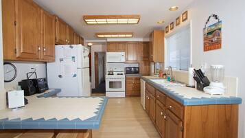 Coffee/tea maker, fridge, microwave, oven