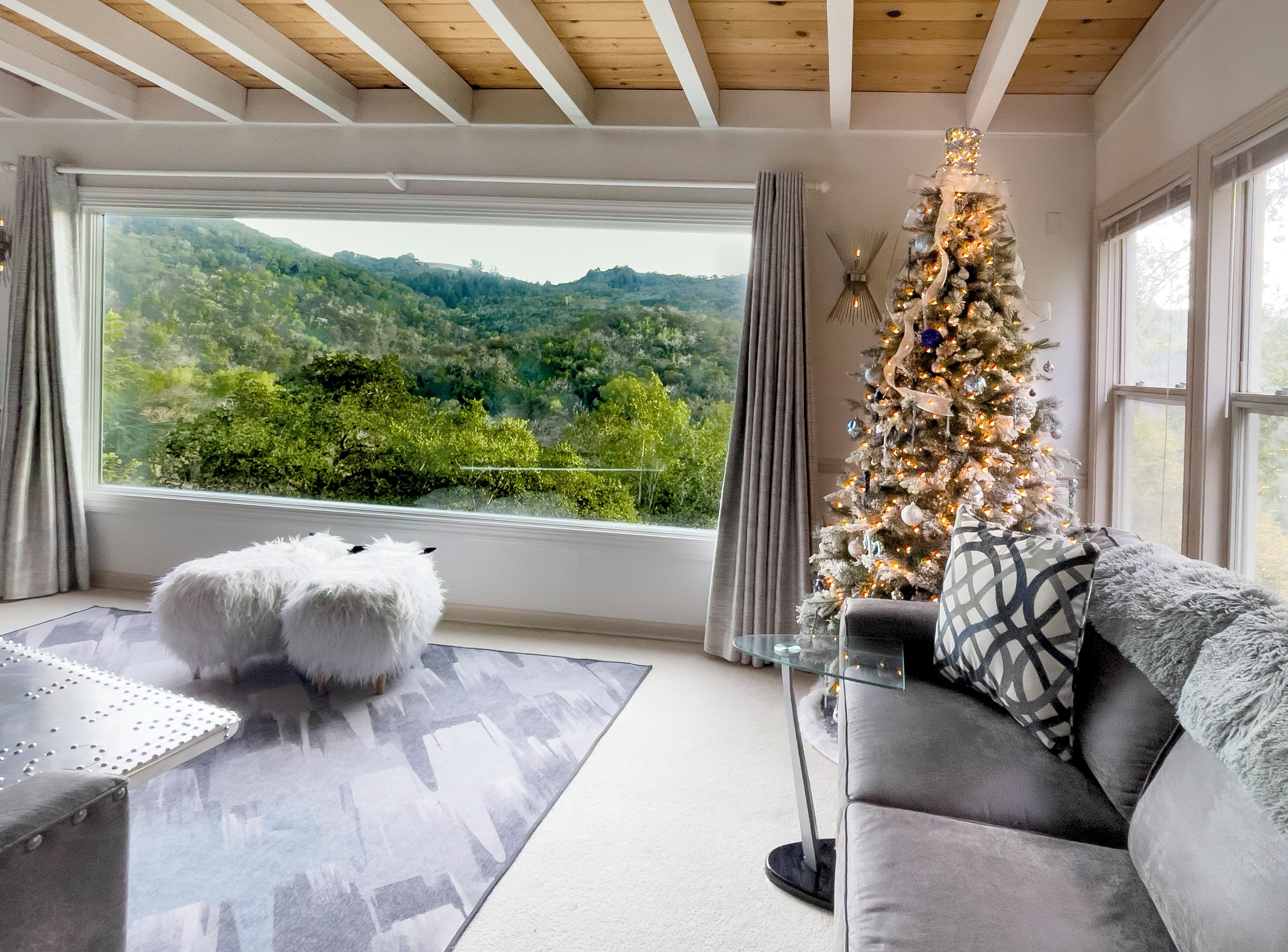 智能电视、壁炉、书、立体声音响