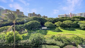 A park with green grass, trees, and a palm tree. - ❤️Luxury 2 BD Condo at Honua Kai Resort on the Beach ❤️ (Kaanapali)