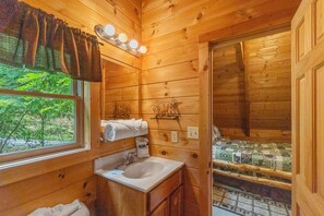 Ensemble douche/baignoire, sèche-cheveux, serviettes fournies, savon