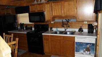 Kylskåp, mikrovågsugn, ugn och spishäll