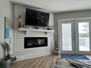 Smart TV, fireplace, books, stereo