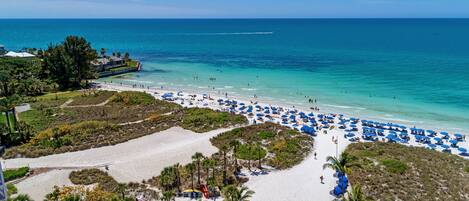 Plage, chaises longues, serviettes de plage