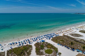 On the beach, sun-loungers, beach towels - Siesta Key private beach access (Sarasota)