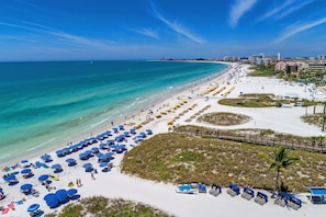 On the beach, sun-loungers, beach towels - Siesta Key private beach access (Sarasota)