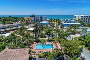 室外游泳池，恒温泳池