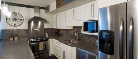 Refrigerador, microondas, horno y parrilla de estufa