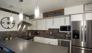 Kylskåp, mikrovågsugn, ugn och spishäll