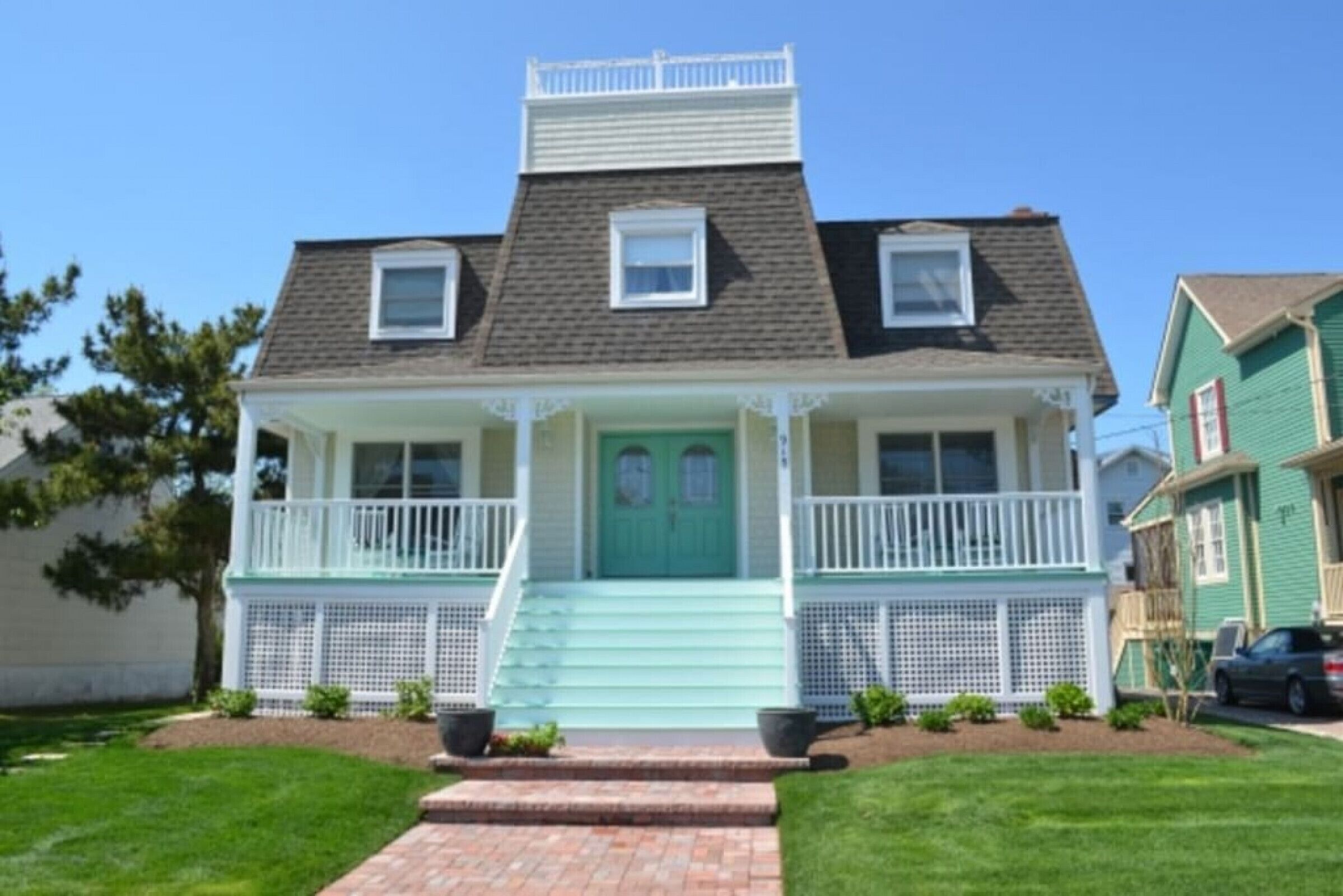 Enjoy Rooftop Deck, 2 blocks to beach & town.