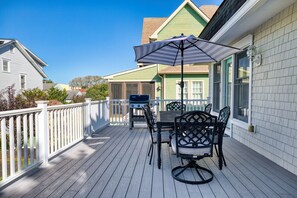 Outdoor dining - Enjoy Cape May Sea Glass Cottage (Cape May)