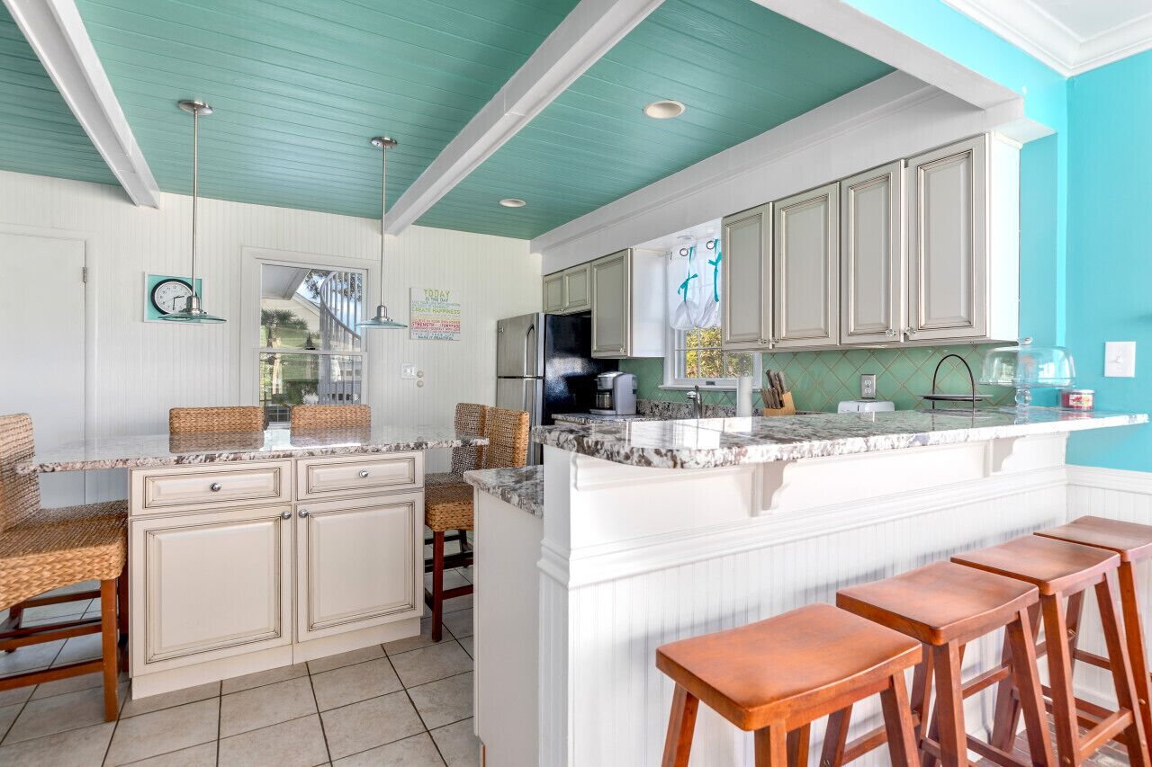 Microondas, horno, lavavajillas y cafetera y tetera 