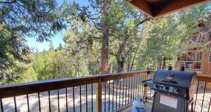 Studio A107 on sisustettu yhdellä queen-size-muistilla sängyllä, queen-size-vuodesohvalla ja yhdellä ...