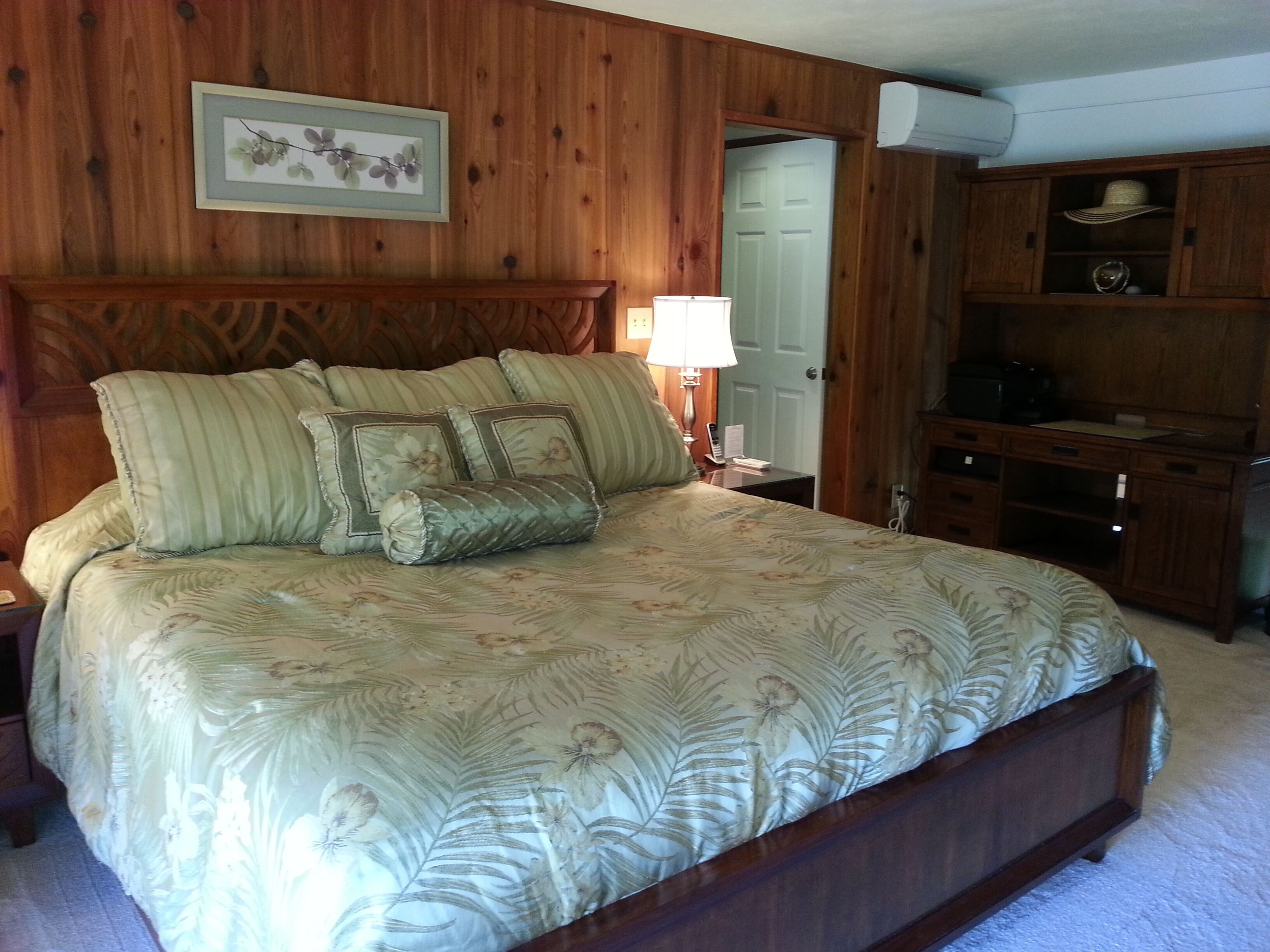 2 bedrooms, desk, iron/ironing board, travel crib