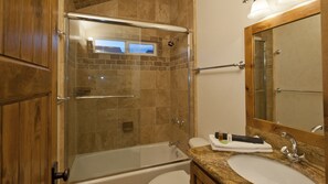 Tina con regadera, secadora de cabello, toallas, jabón 